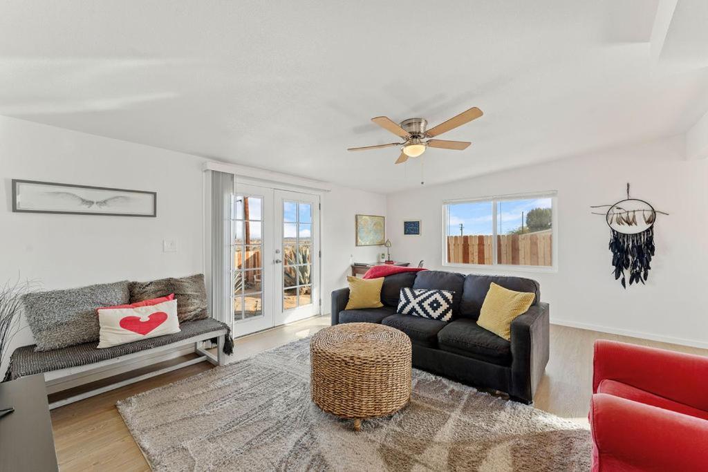 Cozy Stylish Home In The Heart Of Jt Village ジョシュア・ツリー エクステリア 写真