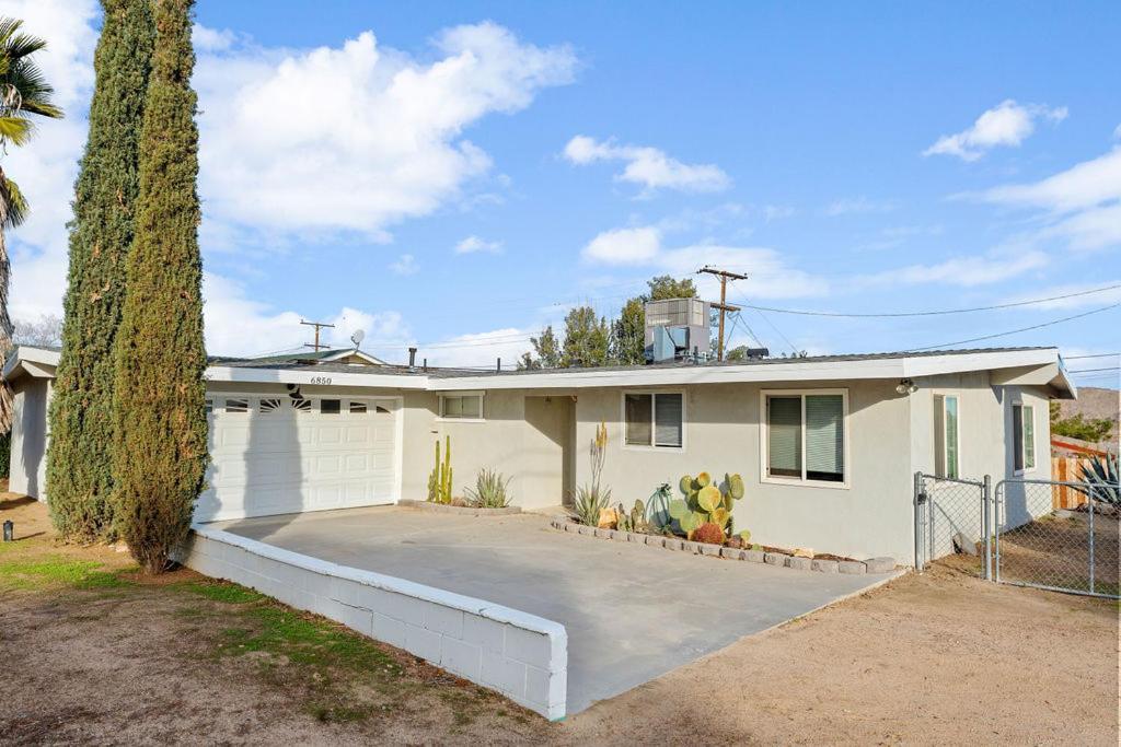 Cozy Stylish Home In The Heart Of Jt Village ジョシュア・ツリー エクステリア 写真