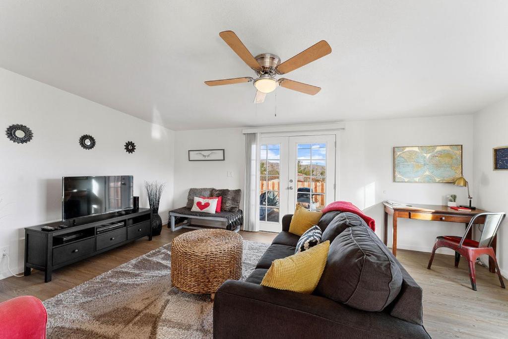 Cozy Stylish Home In The Heart Of Jt Village ジョシュア・ツリー エクステリア 写真