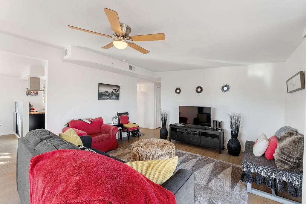 Cozy Stylish Home In The Heart Of Jt Village ジョシュア・ツリー エクステリア 写真