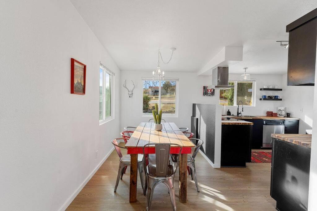 Cozy Stylish Home In The Heart Of Jt Village ジョシュア・ツリー エクステリア 写真